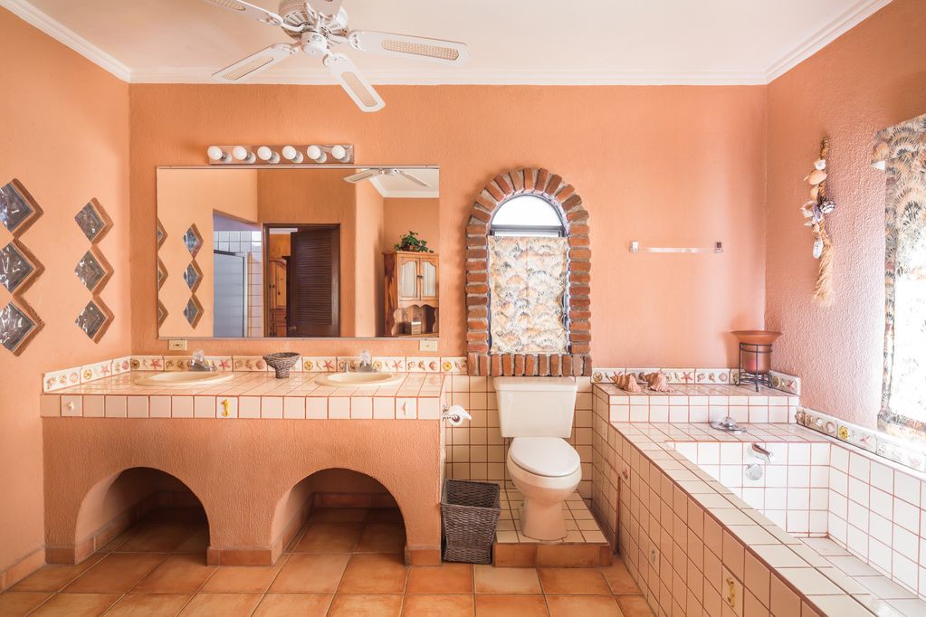 Upper room bathroom at Loreto Playa Casa